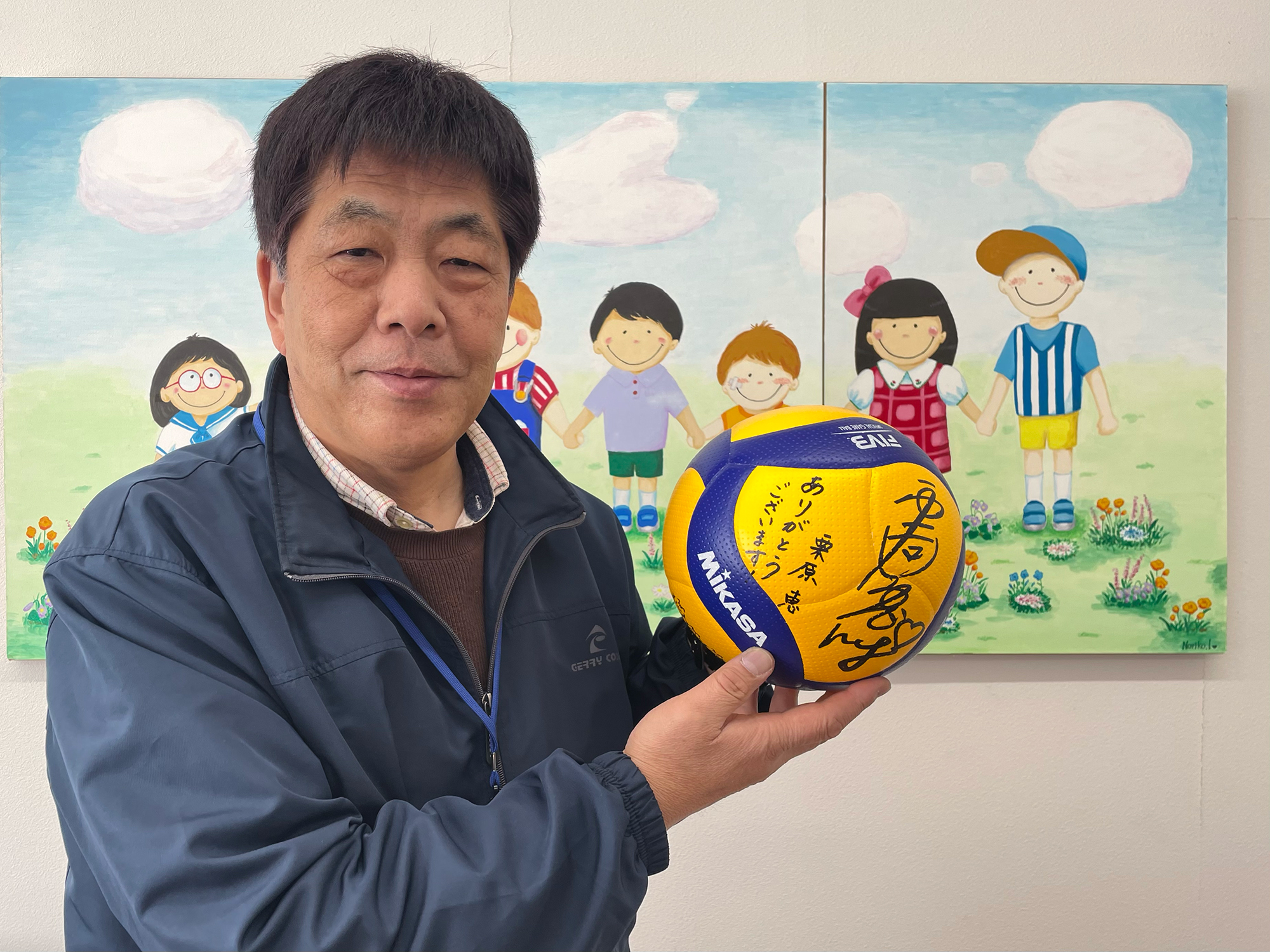 元プロバレーボール選手 栗原恵さんのサイン入りバレーボールを児童養護施設に寄付